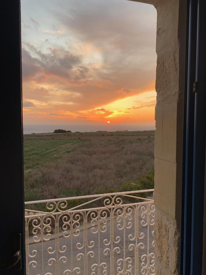 Fiftyfour West Boutique Living Bed & Breakfast Għarb Екстериор снимка