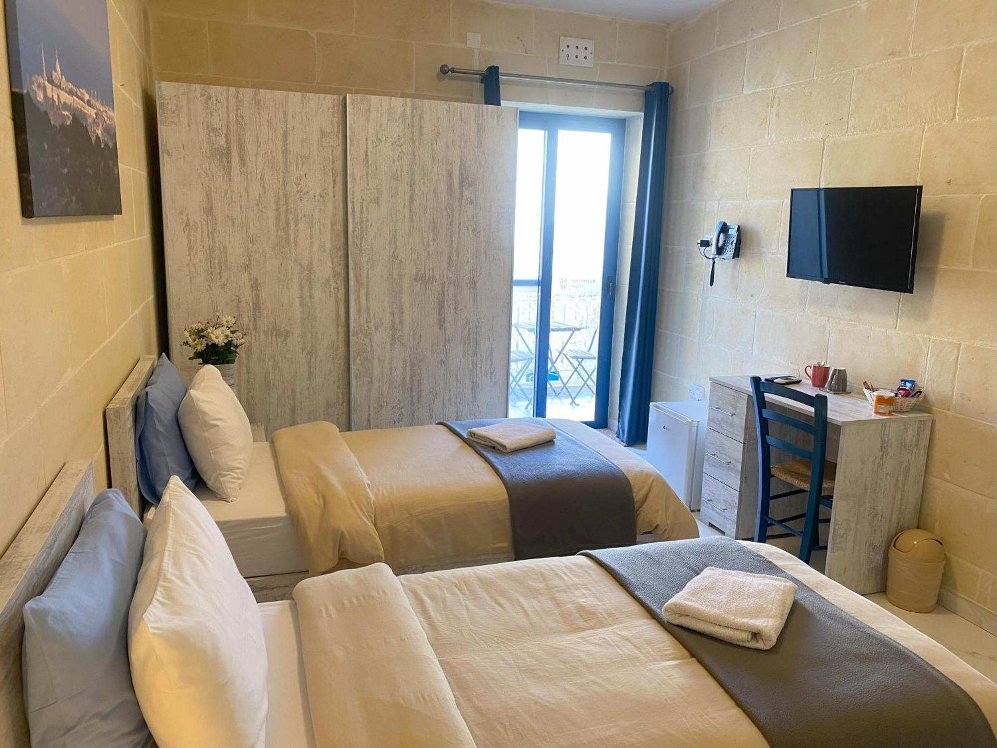 Fiftyfour West Boutique Living Bed & Breakfast Għarb Екстериор снимка