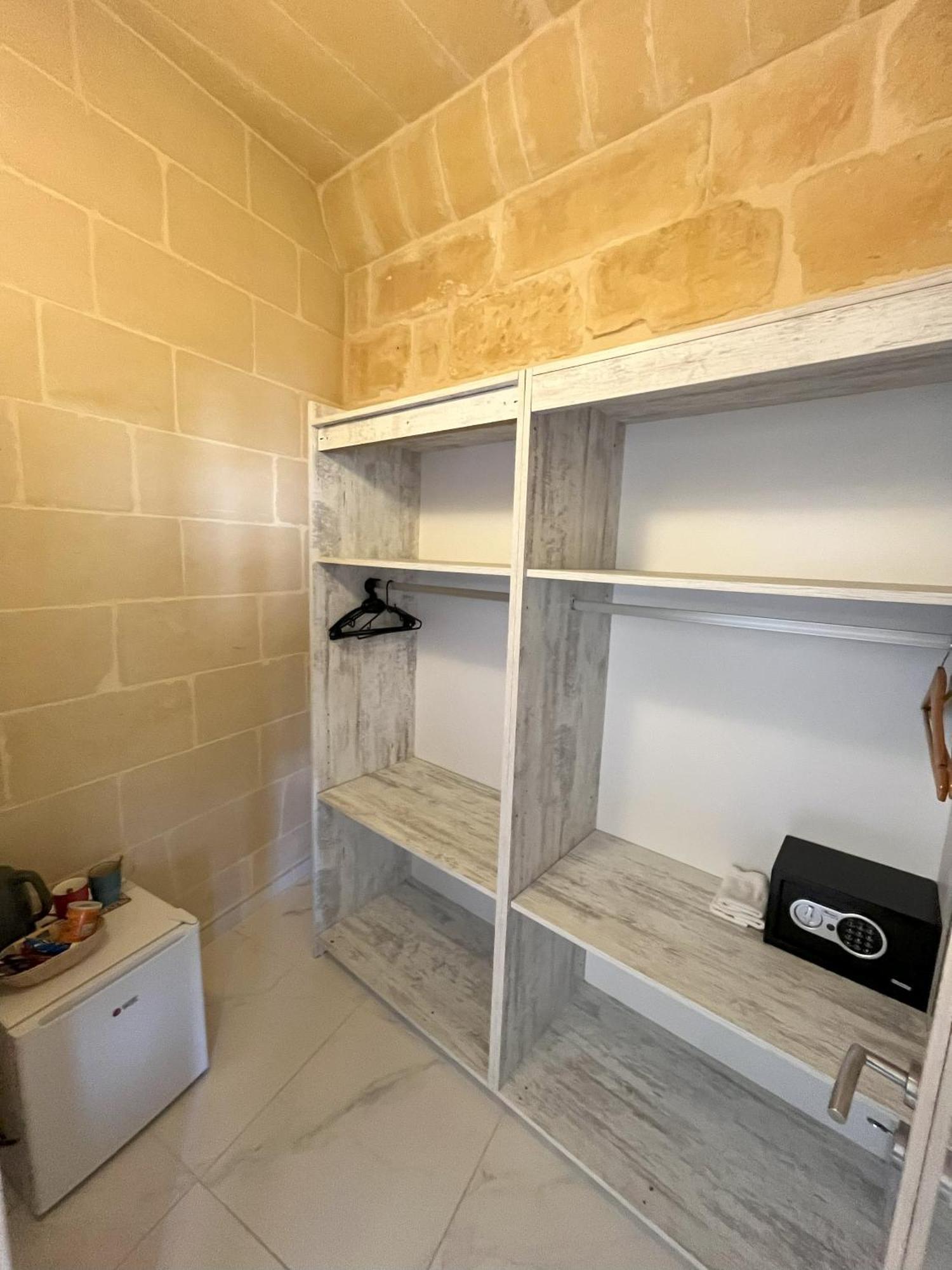 Fiftyfour West Boutique Living Bed & Breakfast Għarb Екстериор снимка
