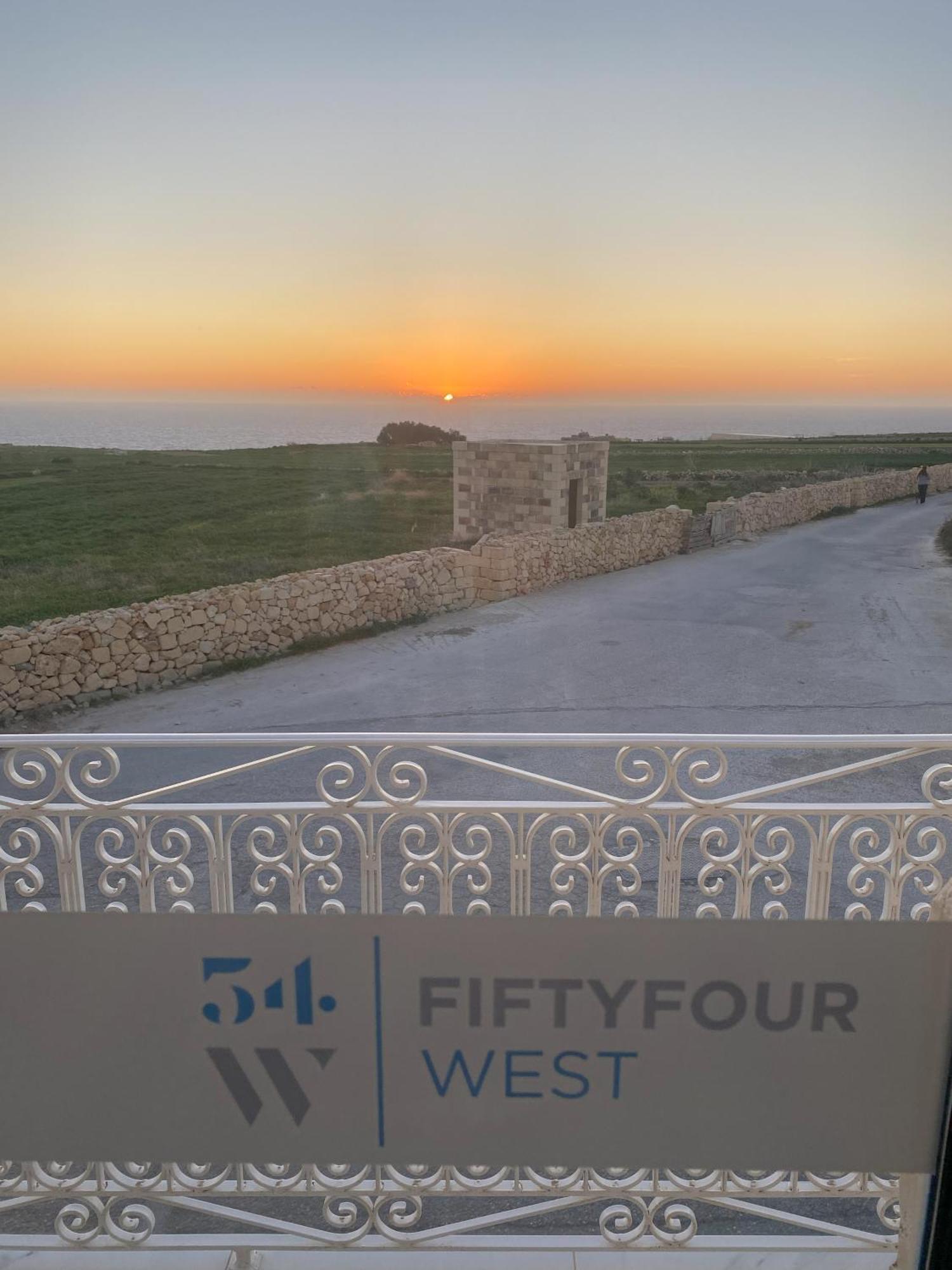 Fiftyfour West Boutique Living Bed & Breakfast Għarb Екстериор снимка