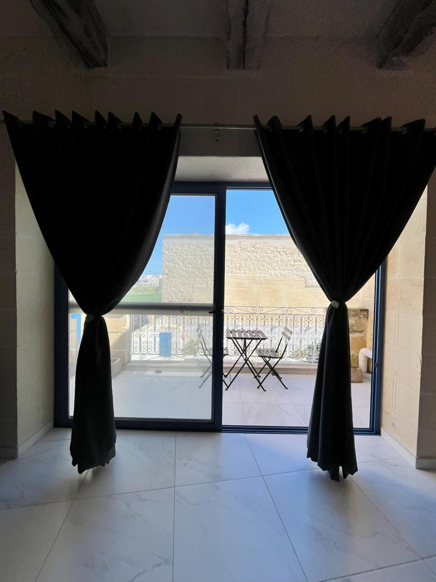 Fiftyfour West Boutique Living Bed & Breakfast Għarb Екстериор снимка