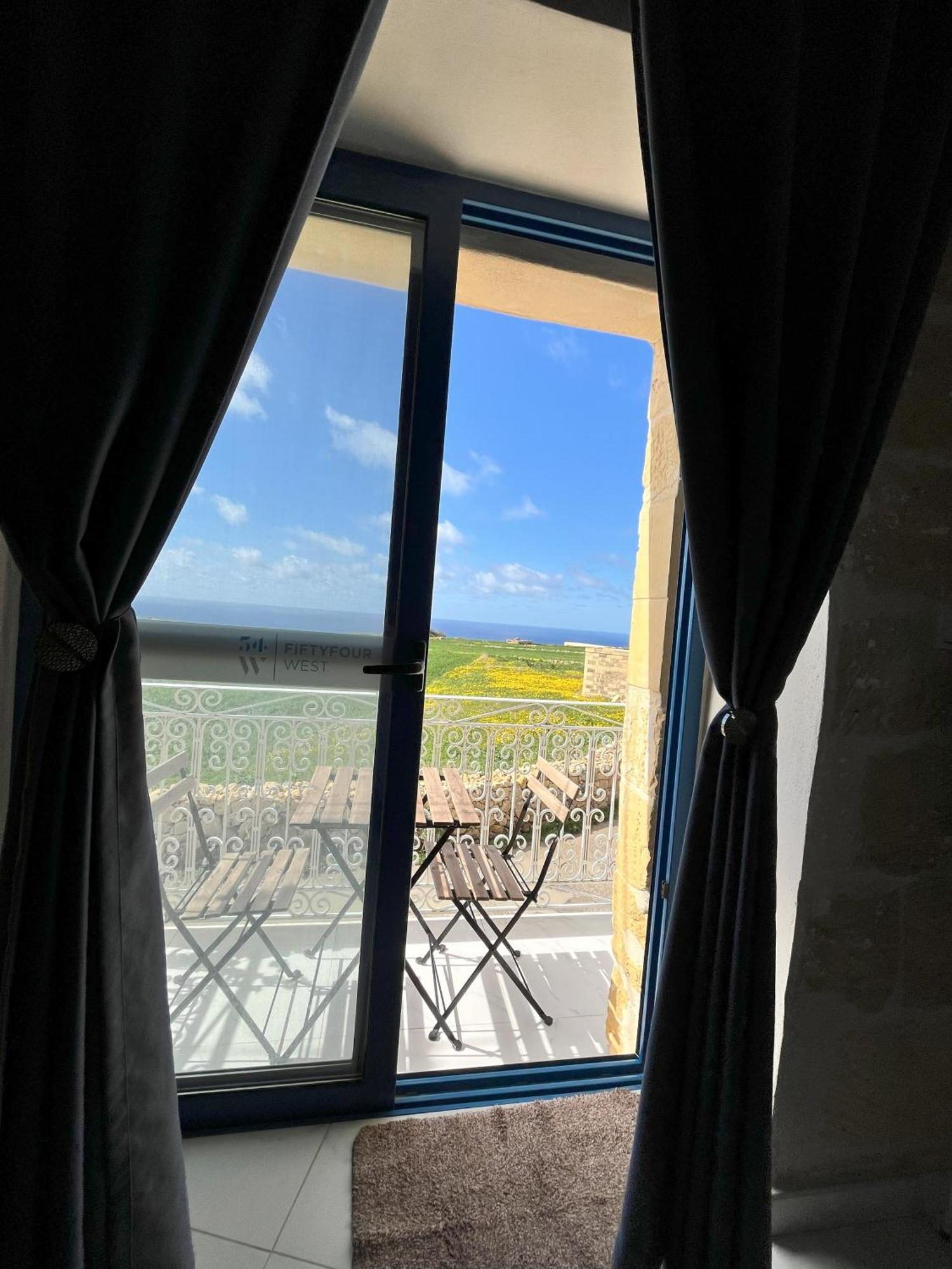 Fiftyfour West Boutique Living Bed & Breakfast Għarb Екстериор снимка