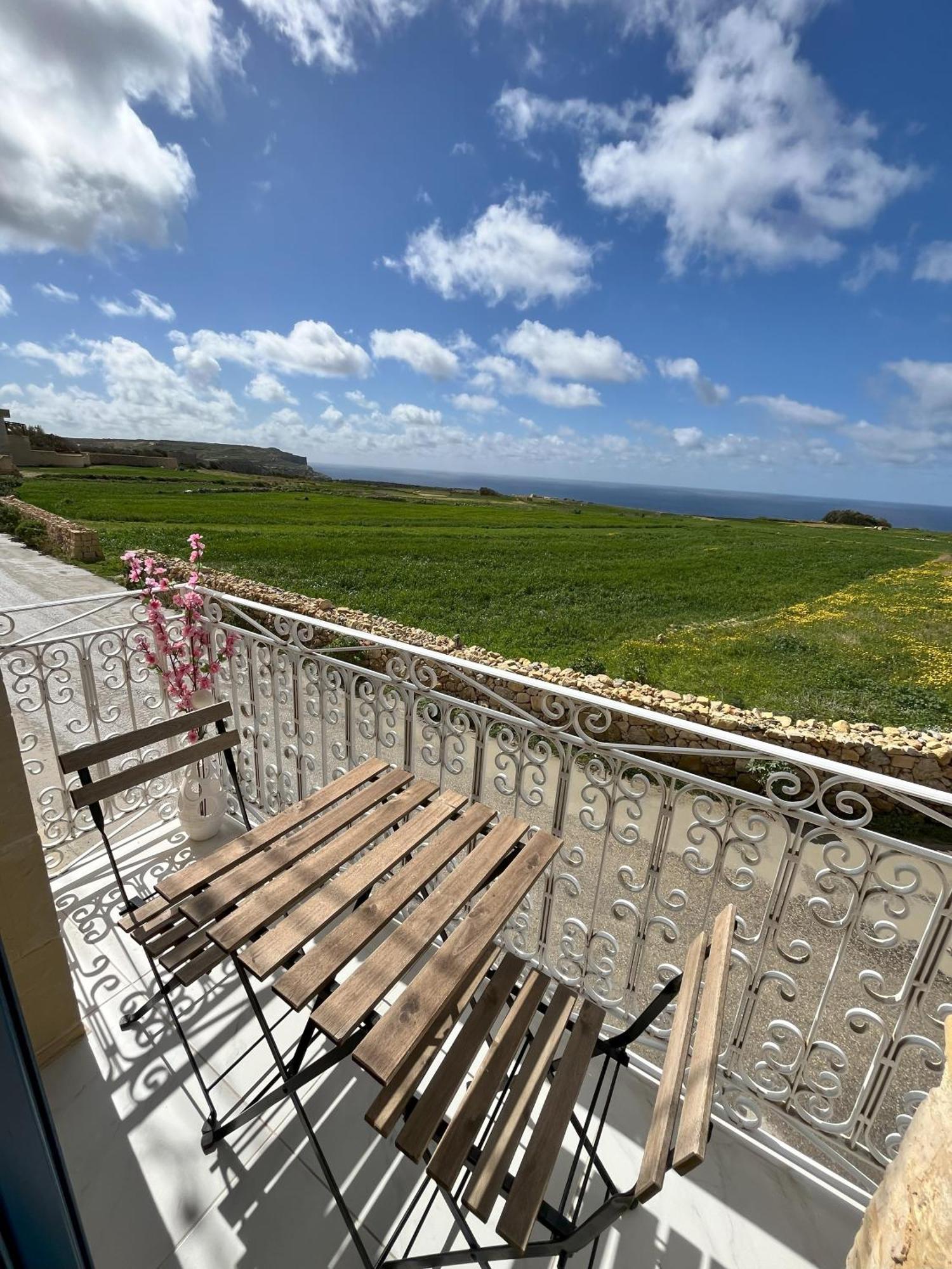 Fiftyfour West Boutique Living Bed & Breakfast Għarb Екстериор снимка