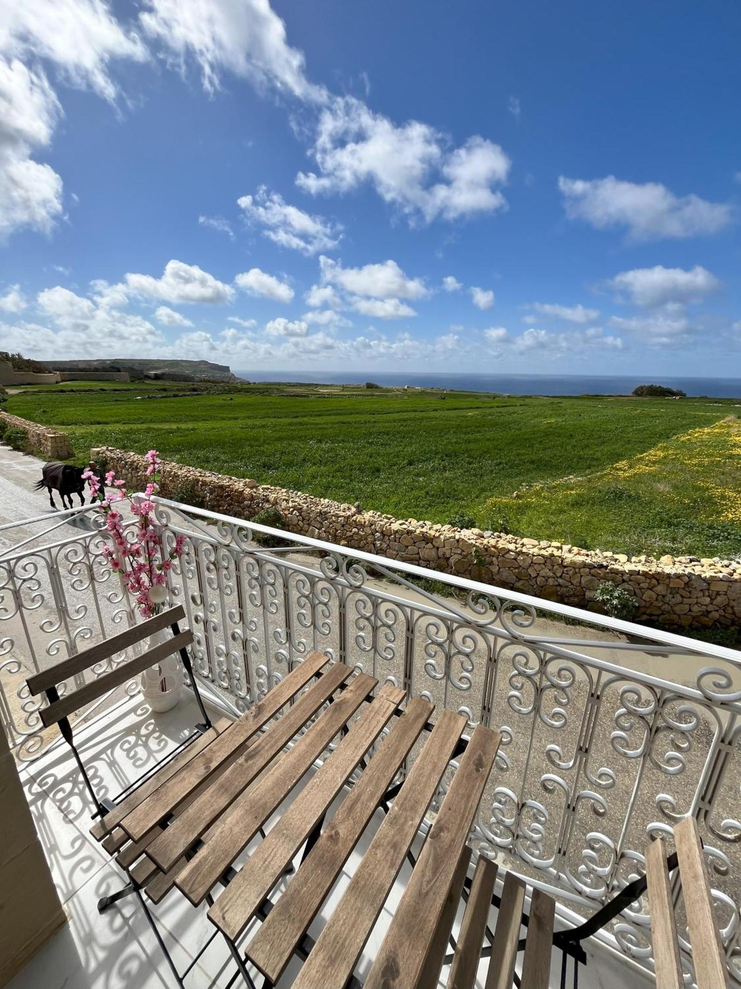 Fiftyfour West Boutique Living Bed & Breakfast Għarb Екстериор снимка